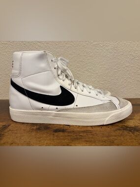 Nike Women's 7.5 Blazer Mid 77 Shoes Sneaker Black White Lace Up Retro Suede